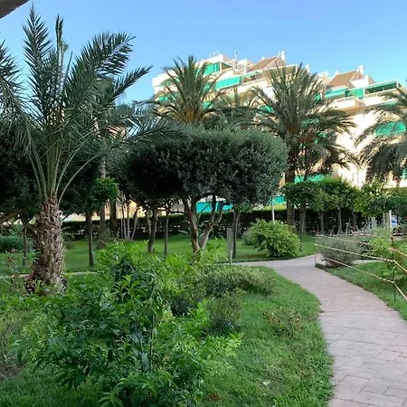 En Con Garaje Y Piscina Apartman